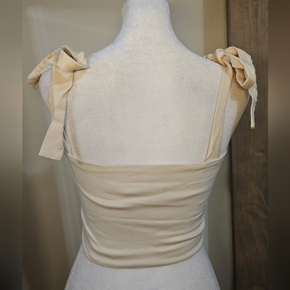 VESPER Sweetheart Neckline Cropped Top With Shoulder Ties In Cream. Size 6 - Picture 12 of 13